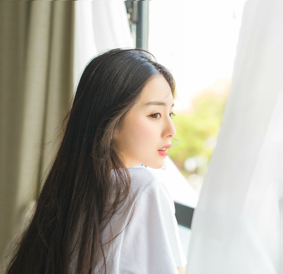 “如果夫君不小气的话，姐姐就真该担忧你的将来了。”大乔苦笑道，如果吕布真的一点反应都没有，那就证明，小乔在吕布眼里，依旧是个玩物，现在整个乔家都迁来了长安，仰吕布鼻息生存，如果他们姐妹失宠了，那对乔家来说，就是一个巨大的打击，就算吕布不去对付乔家，也不会再关照，那些嗅觉敏锐的政客们绝对不会放过这个打击乔家的机会。